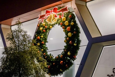 Christmas Wreath at CS Gallery at night