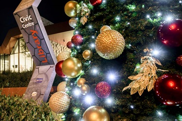 Christmas tree at CS Gallery at night