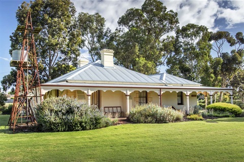 Willows-Homestead-05-LR.jpg